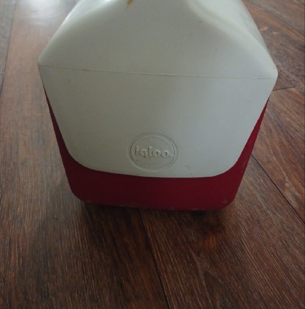 Igloo Red and White Retro Cooler - Picture 2 of 10